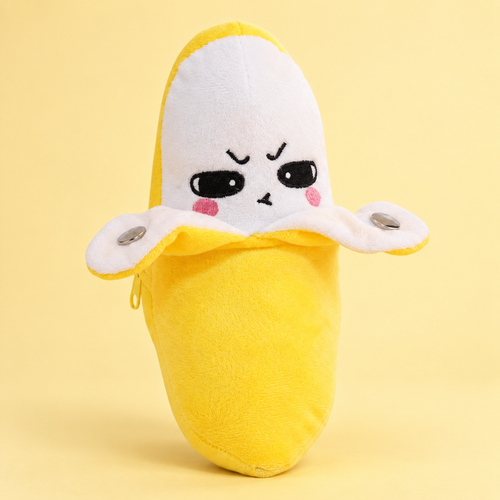 Peluche musicale banane avec deux contacts métalliques, décor studio retouché par IA.